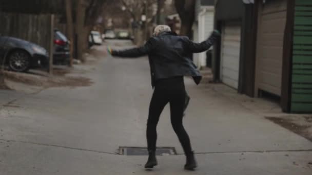 Jovem Dança Livremente Nas Ruas — Vídeo de Stock