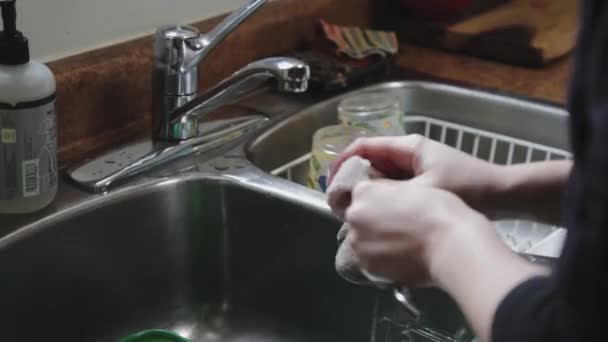 一个勺子被洗掉冲洗干净 — 图库视频影像