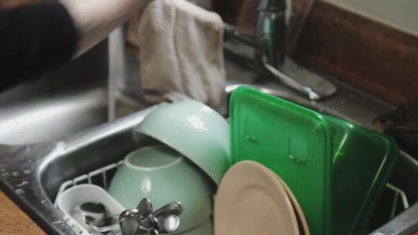 Vaisselle Fraîchement Lavée Séchant Dans Évier — Video