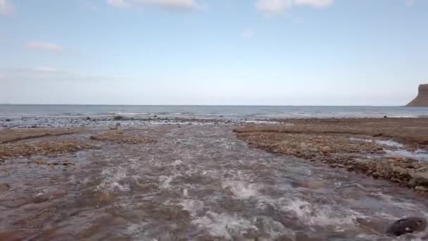 Mouvement Lent Panorama Gauche Ruisseau Précipitant Dans Océan Plage — Video