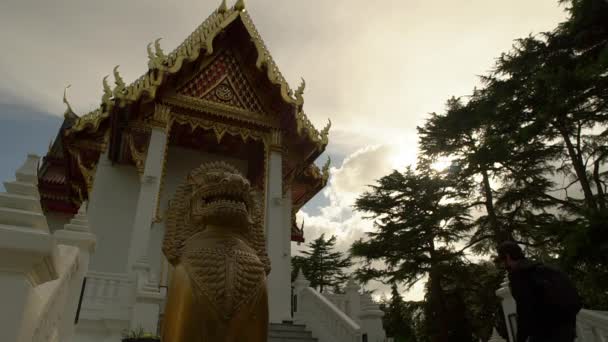 Медленное Движение Мужчины Прибывающего Буддистскому Храму Таиланда Закате Смотрящего Вдаль — стоковое видео