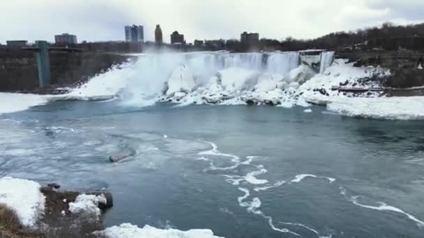 Замороженный Водопад Движущимися Облаками — стоковое видео