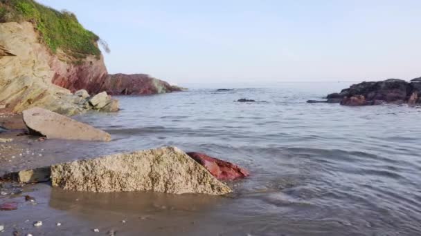 Güneşli Bir Günde Talland Körfezi Cornwall Kayaların Etrafında Dalgalar — Stok video