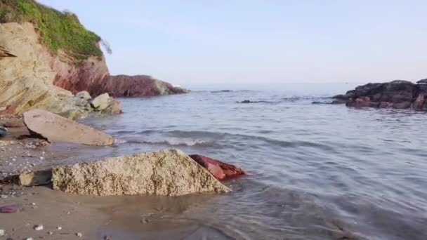 Tiny Little Beach Waves Rocks Sunny Day Talland Bay Cornwall — Stock Video