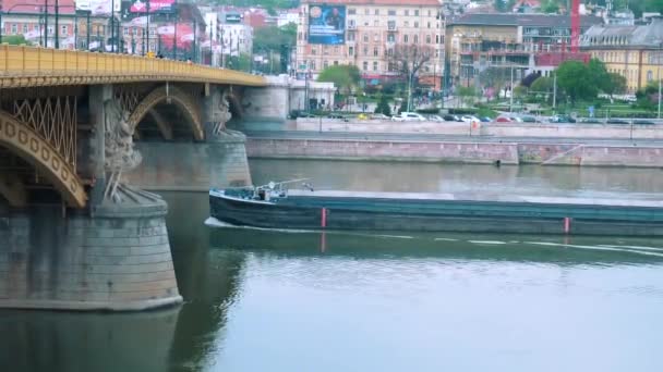 ドナウ川のマーガレット橋の下を通過する貨物船のスローモーションショー — ストック動画