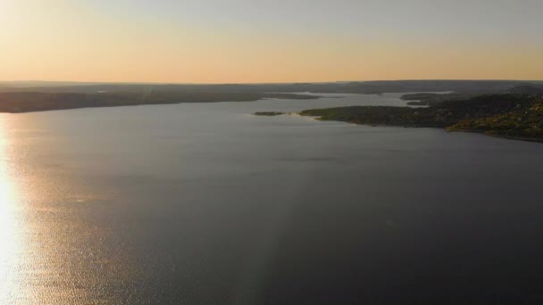 在特拉维斯湖畔的金色落日 — 图库视频影像