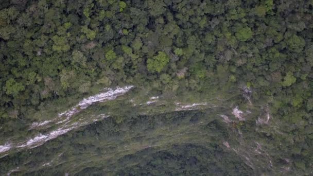 墨西哥恰帕斯州苏美德罗峡谷的一个巨大悬崖的空中致命一击 — 图库视频影像