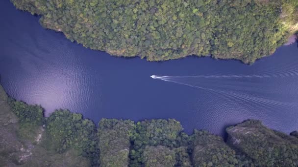 Aerial Cenital Drone Shot Boat Sailing Grijalva River Sumidero Canyon — Stock Video