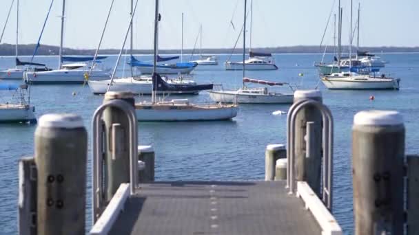 Vista Barcos Amarrados Desde Jetty Cámara Lenta — Vídeos de Stock