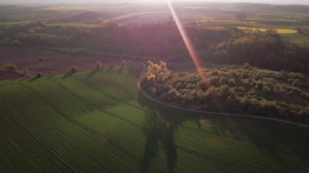 Luchtfoto Van Groen Veld Bos Polen Zichtbare Zonnevlam Vroeg Opgevangen — Stockvideo