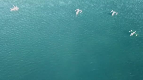 Létat Přímo Nad Skupinou Tradičních Bílých Rybářských Lodí Přes Drone — Stock video