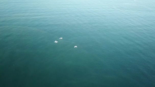 Drohnenaufnahmen Vom Überfliegen Der Gruppe Traditioneller Fischerboote Auf Dem Blauen — Stockvideo