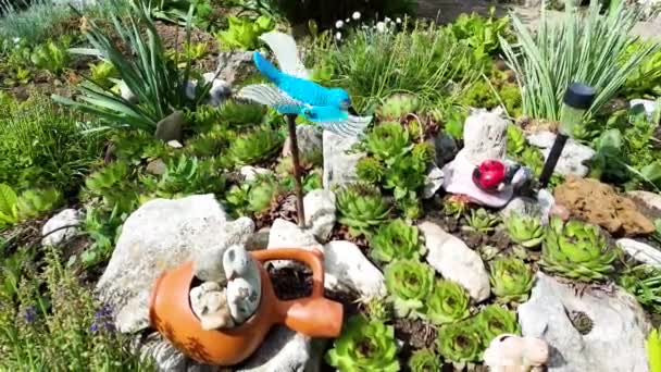 Blauwe Vogel Wind Speelgoed Tuin — Stockvideo