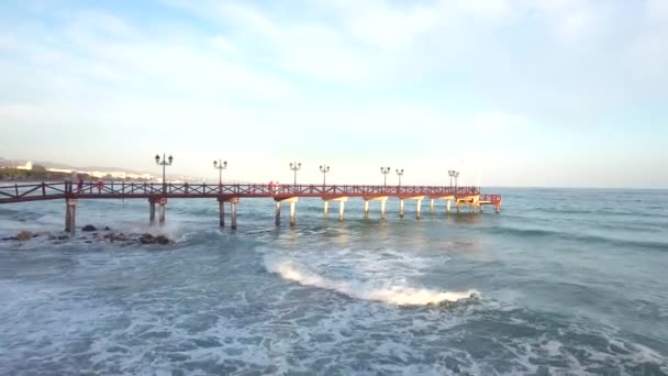 Muelle Madera Mar Con Olas Rodando Romántico Atardecer Filmado Marbella — Vídeos de Stock
