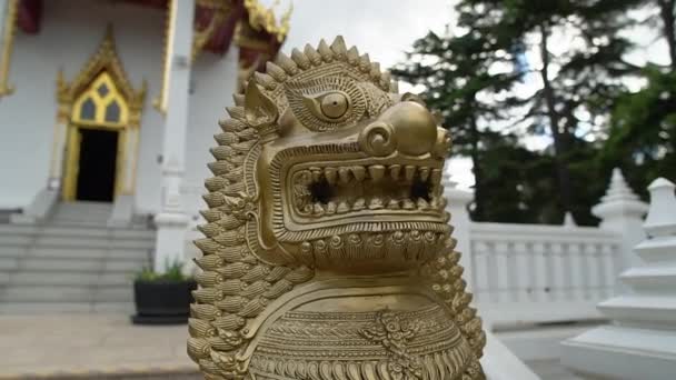 Před Skrytým Thajským Buddhistickým Chrámem Stojí Kamenná Socha Lva — Stock video