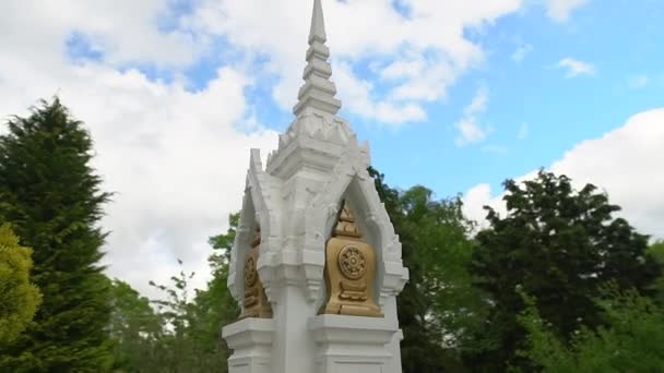 Dando Vueltas Alrededor Una Columna Religiosa Tailandesa Símbolo Budista — Vídeos de Stock