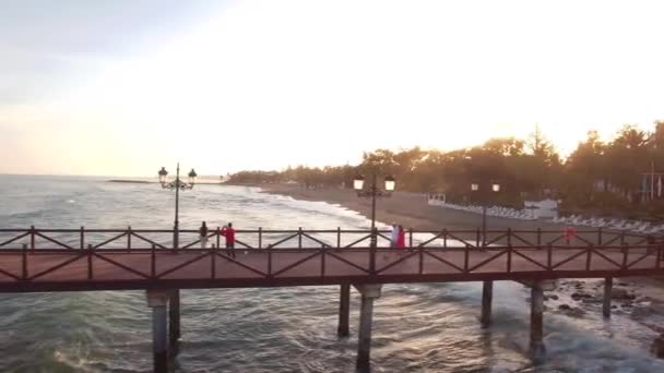 Puesta Sol Desde Dron Hermosa Vista Del Muelle Parejas Caminando — Vídeos de Stock