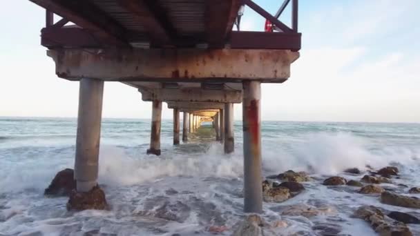Drone Vliegen Onder Houten Pier Marbella Malaga Spanje Mooie Provocerende — Stockvideo