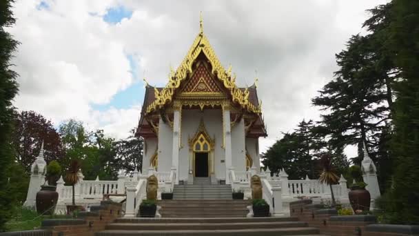Ingrandisci Camminando Verso Piccolo Nascosto Tempio Buddista Thai — Video Stock