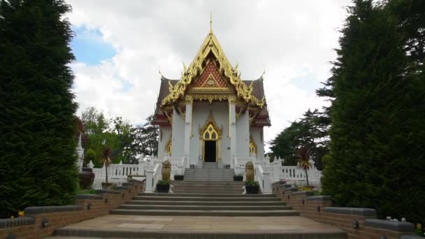 Zoom Walking Small Hidden Buddhist Thai Temple — Stock Video