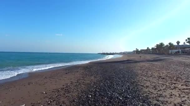 Drone Vliegen Strand Water Zomer Heldere Blauwe Lucht Blauwe Zee — Stockvideo