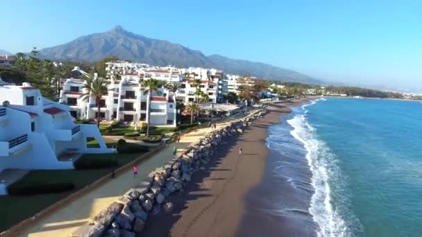 Letecký Pohled Letící Nad Pobřežní Čárou Zlaté Míle Marbella Španělsko — Stock video