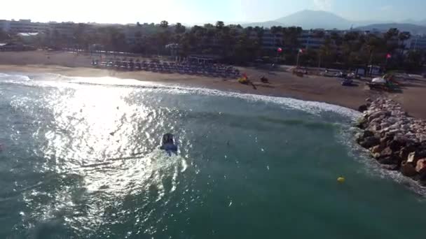 Barco Pequeño Que Llega Orilla Durante Una Puesta Sol Filmada — Vídeos de Stock