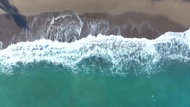 Flygfoto Vågor Kraschar Tropisk Strand Sand Vackra Drönarbilder Kustlinjen Från — Stockvideo