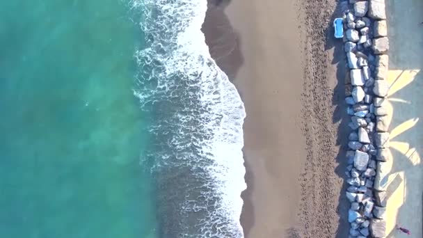 Birds Eye View Waves Crashing Beautiful Sandy Beach Line Rocks — Stock Video