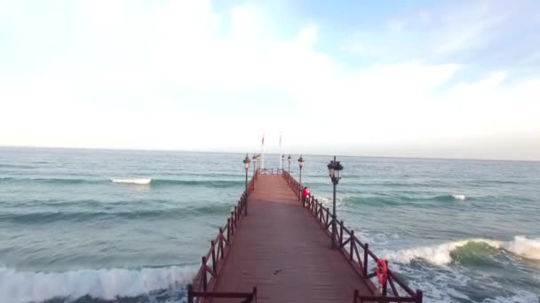Volando Sobre Muelle Madera Marbella Malaga España — Vídeo de stock