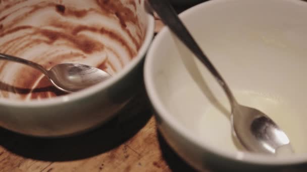 桌子上的脏盘子倾斜的镜头 — 图库视频影像
