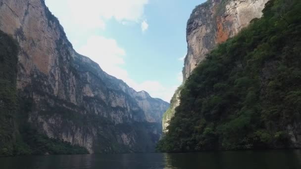 Barco Navegando Rio Grijalva Entre Enormes Falésias Canyon Sumidero Chiapas — Vídeo de Stock
