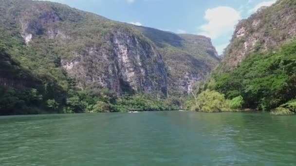 Πλοίο Που Πλέει Στον Ποταμό Grijalva Περνώντας Μια Άλλη Βάρκα — Αρχείο Βίντεο