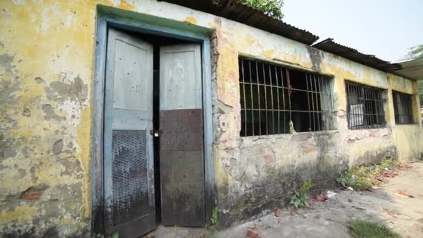 Antigua Casa Abandonada Embrujada Puerta Madera Cerrada Desde Exterior — Vídeos de Stock