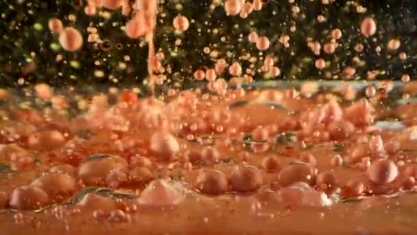 Бульбашкові Кульки Швидко Вистрілюють Кольорові Масляні Сліди Космосі Ефектом Надзвичайної — стокове відео