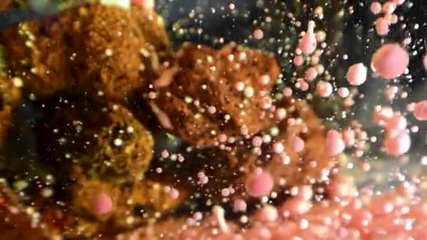 Aumento Blob Gocce Olio Forma Intorno Offuscata Struttura Rocciosa Aliena — Video Stock