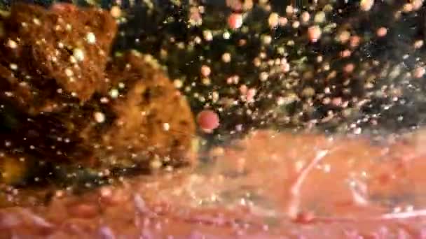 Wirbelnde Kleckspuren Von Öltropfen Verschwommene Poröse Felsige Alien Struktur Mit — Stockvideo
