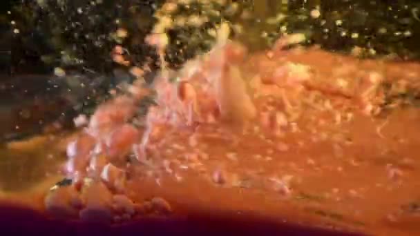 Örvénylik Színes Olaj Cseppek Űrben Tükör Körül Medence Extrém Mélység — Stock videók