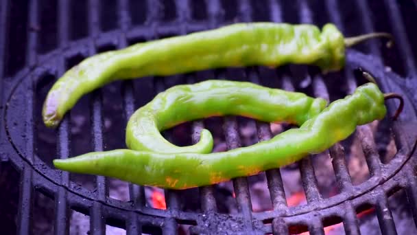 Zielony Banan Papryka Zewnątrz Grill Zbliżenie Pokazujące Płomienie Dym Miejsca — Wideo stockowe