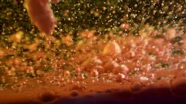 Berputar Putar Warna Tetes Minyak Ruang Sekitar Kolam Cermin Dalam — Stok Video