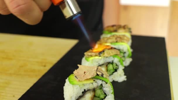 Chef Sushi Sopla Quemando Foie Gras Rollo Sushi — Vídeos de Stock