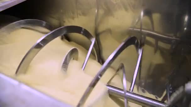 Enorme Bloem Poeder Mixer Machine Rollen Ingrediënten Een Broodfabriek — Stockvideo