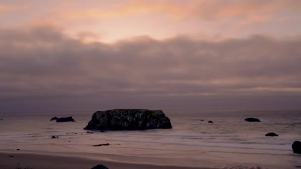 Bello Lunatico Time Lapse Nuvola Sopra Table Rock Bandon Oregon — Video Stock