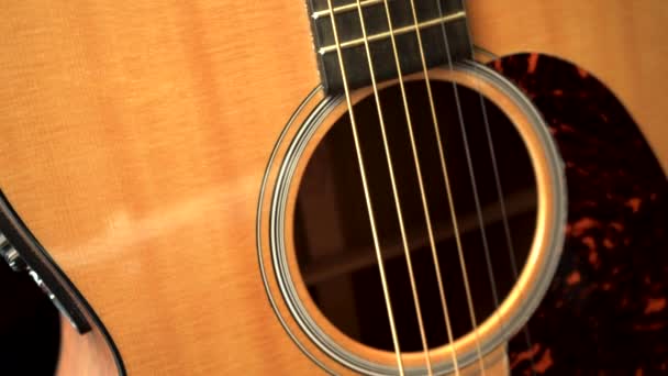 Passerar Över Akustisk Gitarr — Stockvideo
