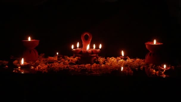 Una Mesa Decorada Con Lámparas Barro Para Festival Oscuridad — Vídeos de Stock