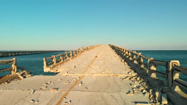 Aspecto Post Apocalíptico Sentir Través Antena Vieja Carretera Sobre Agua — Vídeos de Stock