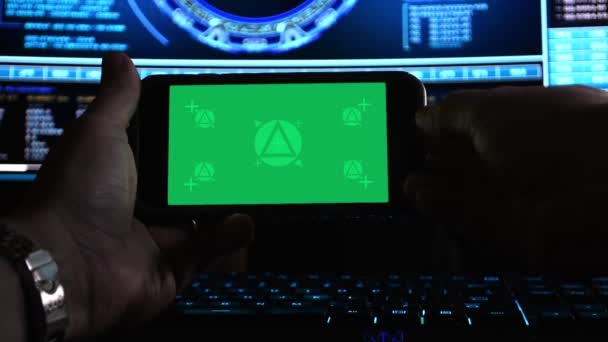Χάκερ Χέρια Χρησιμοποιώντας Ένα Smartphone Τοπίο Μπροστά Από Οθόνες Υψηλής — Αρχείο Βίντεο