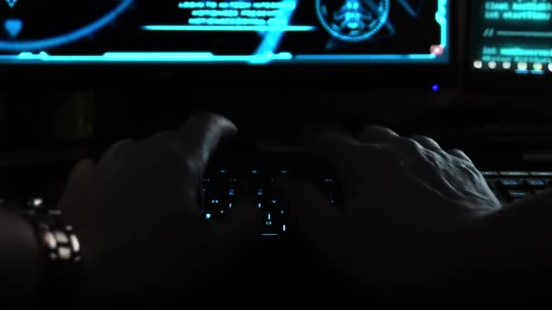 Närbild Händerna Hackare Cyberbrottsling Skriva Snabbt Ett Tangentbord — Stockvideo