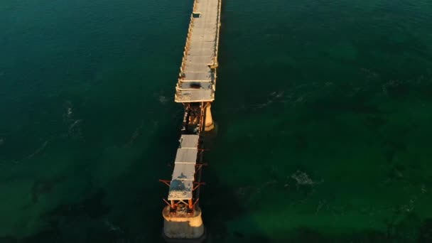 Aspecto Post Apocalíptico Sentir Través Antena Vieja Carretera Sobre Agua — Vídeos de Stock