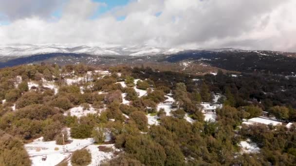 Flygfoto Över Små Berg Landsbygd Område Belagd Frisk Vinter Snöfall — Stockvideo